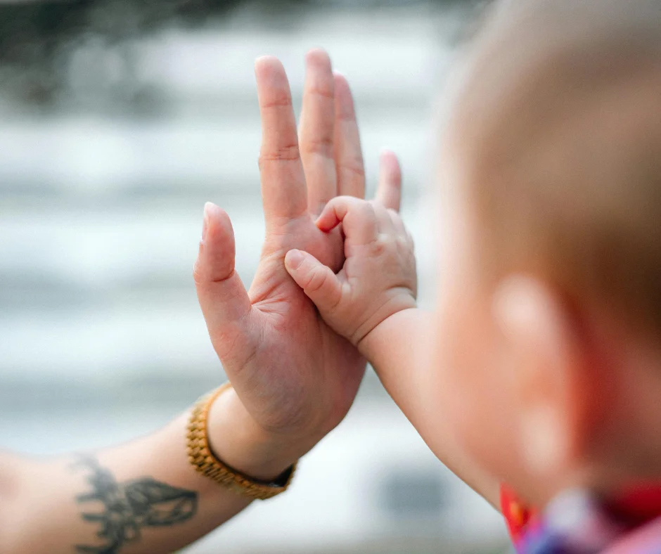 El límite entre el apego y la dependencia es sutil, pero determinante. El primero puede ser sano; el segundo suele generar desgaste emocional.