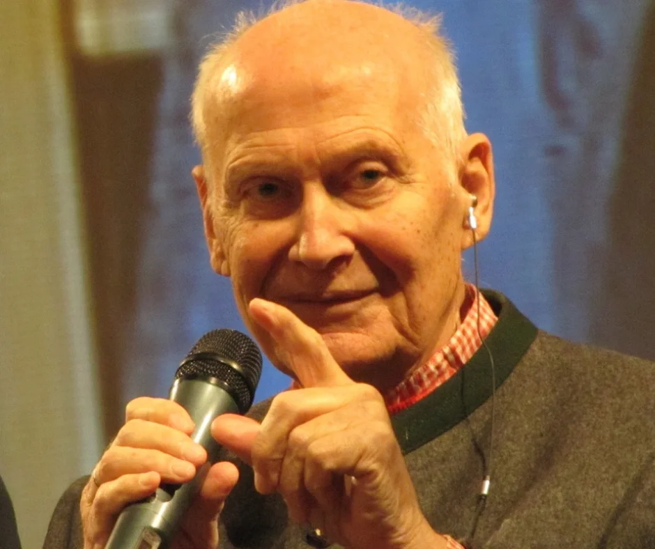 Según Hellinger, existen lealtades invisibles, exclusiones, duelos no resueltos y dinámicas inconscientes que pueden repetirse generación tras generación.