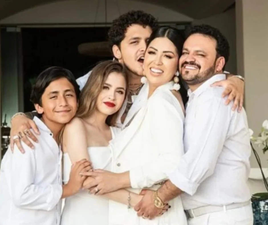 Christian Nodal junto a su familia, en lo que podemos ver como es él quien protege a todos.